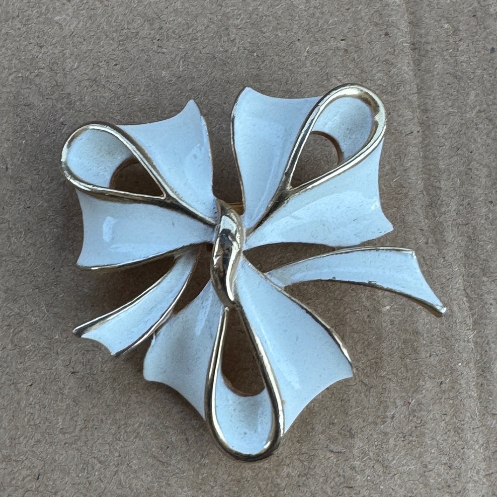 Vintage White Enamel Bow Brooch Gold Tone Ribbon Pin 1.5” Mid Century